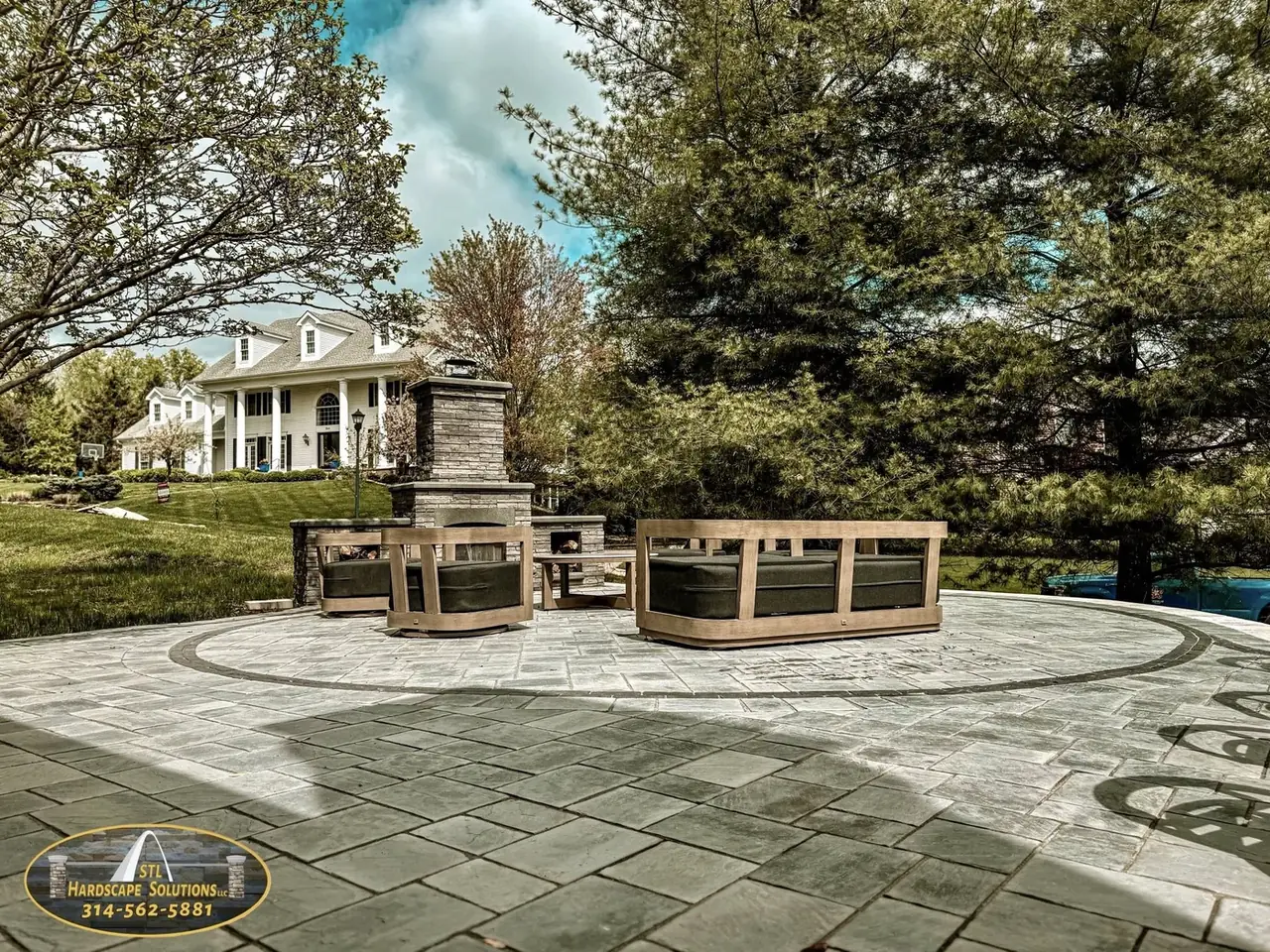 Circular patterned patio Circular patterned patio — STL Hardscape Solutions portfolio image