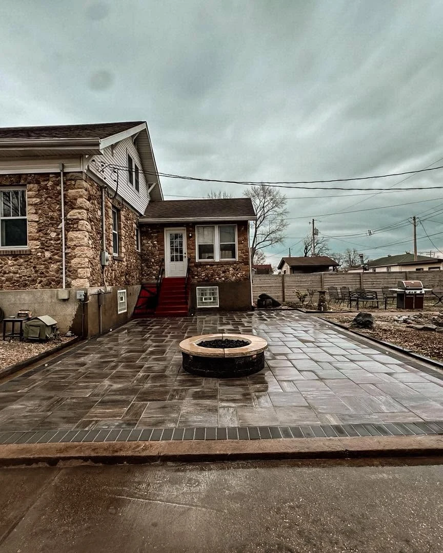 Center fire pit patio - completed hardscape project in St. Louis