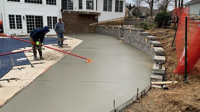 Completed driveway approach by STL Hardscape Solutions in Saint Louis